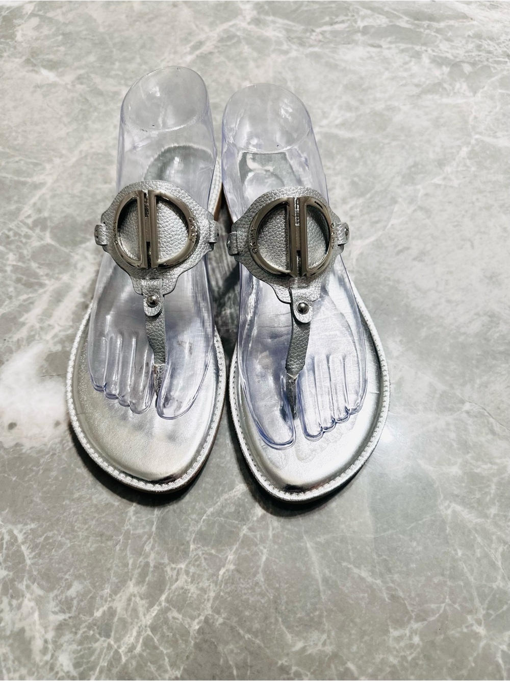 DKNY Platinum Medallion  Thong Sandals Flat T-Strap SZ 9 White Toe Friendly Chic